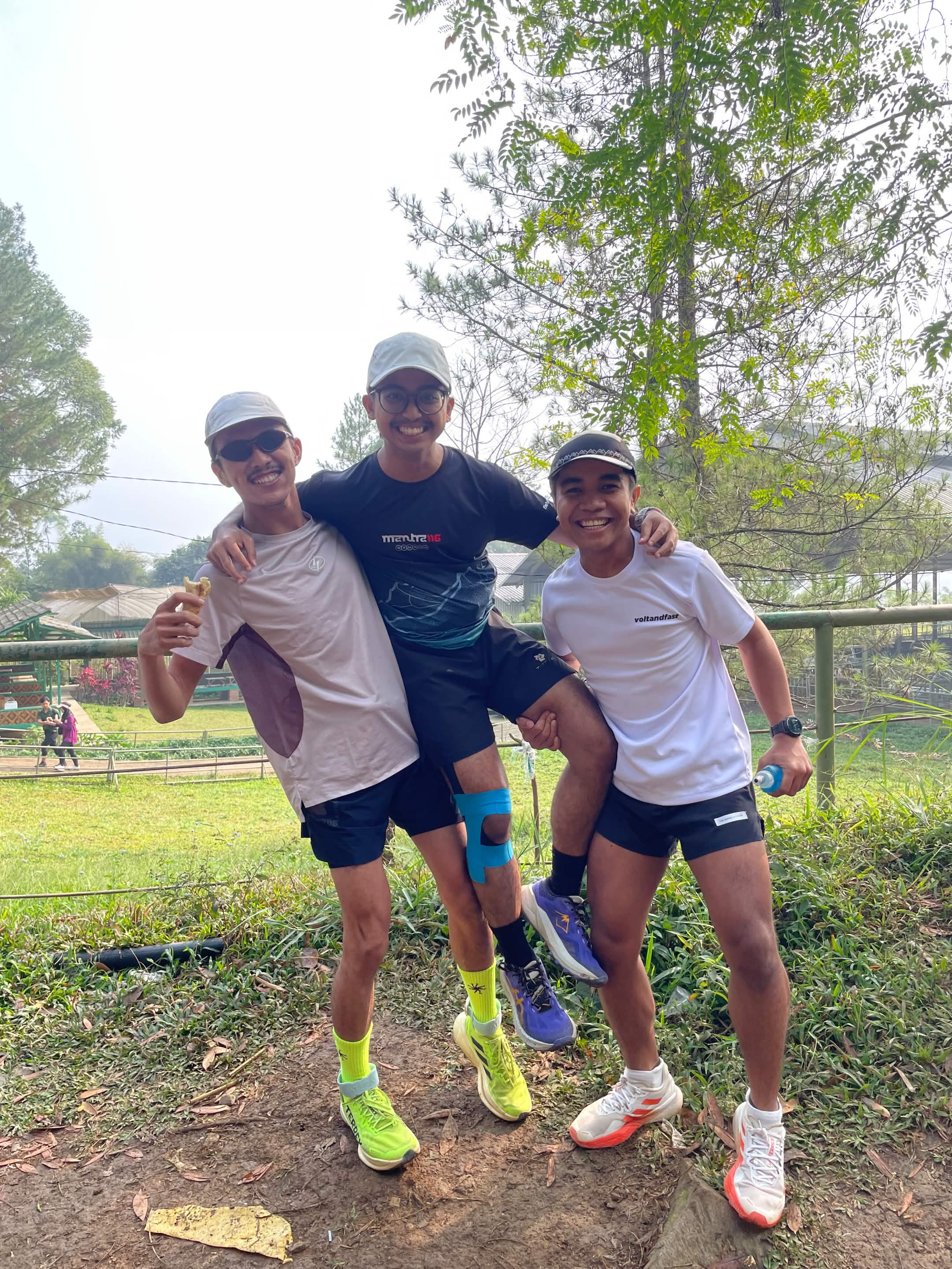 Tiga kru Eleven Trail Club saling angkat di jalur