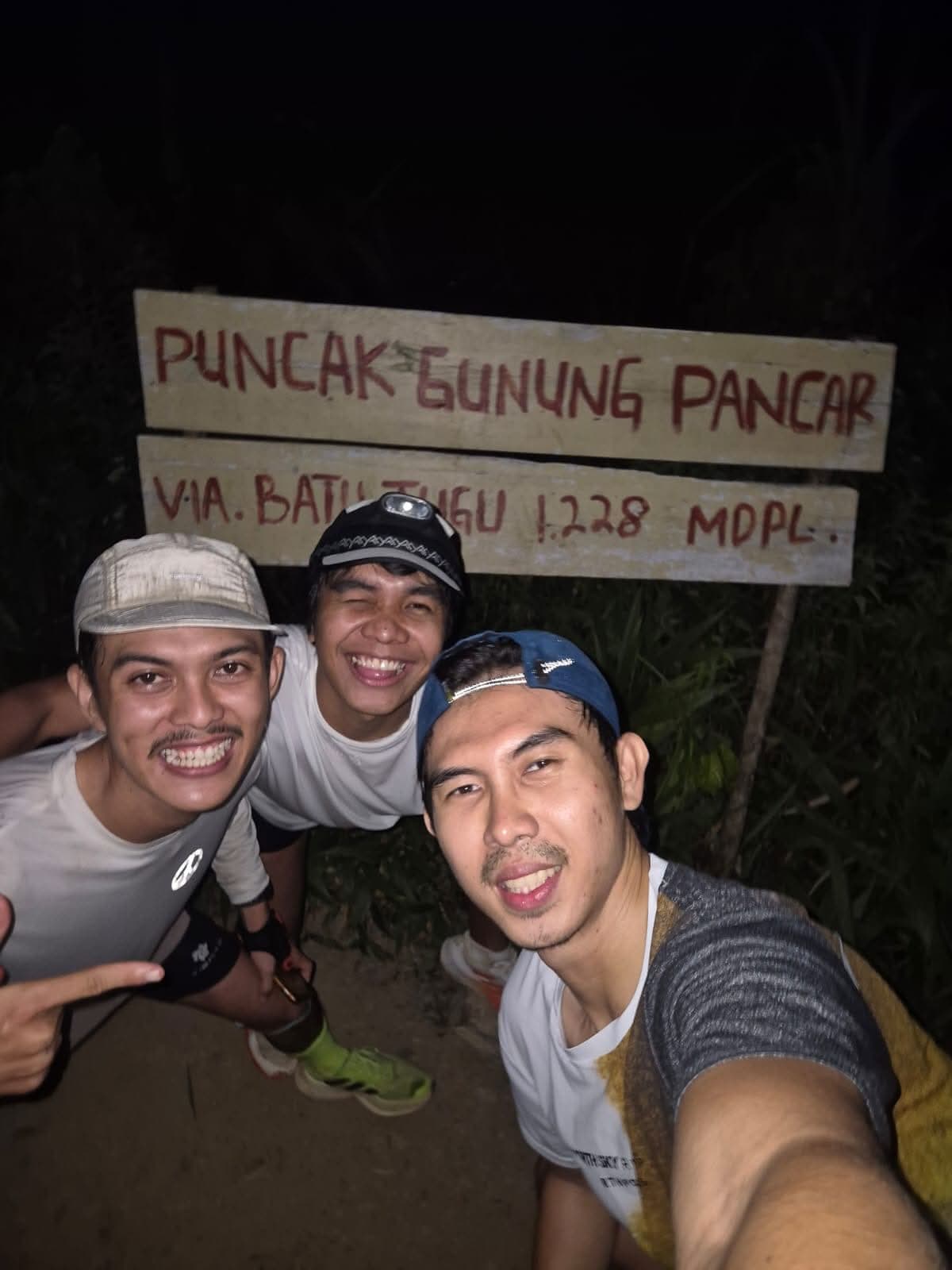 Night trail di puncak Gunung Pancar 1.228 mdpl